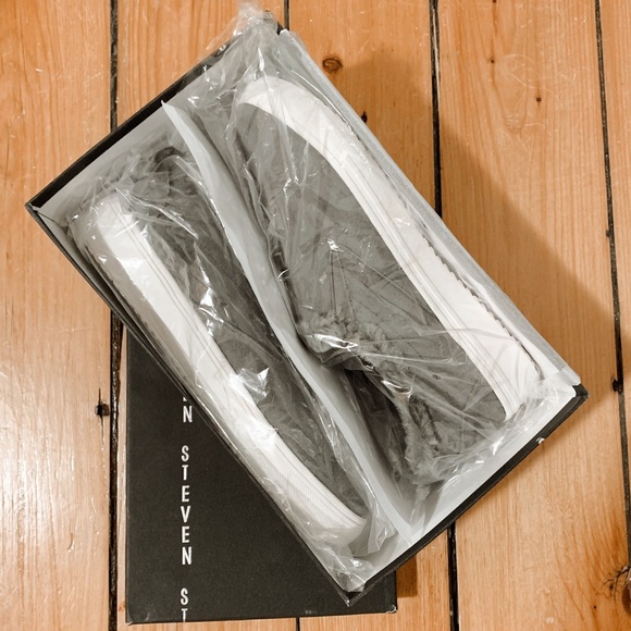 Steve Madden - Women’s Cuddles Gray Suede - Picture 3 of 3